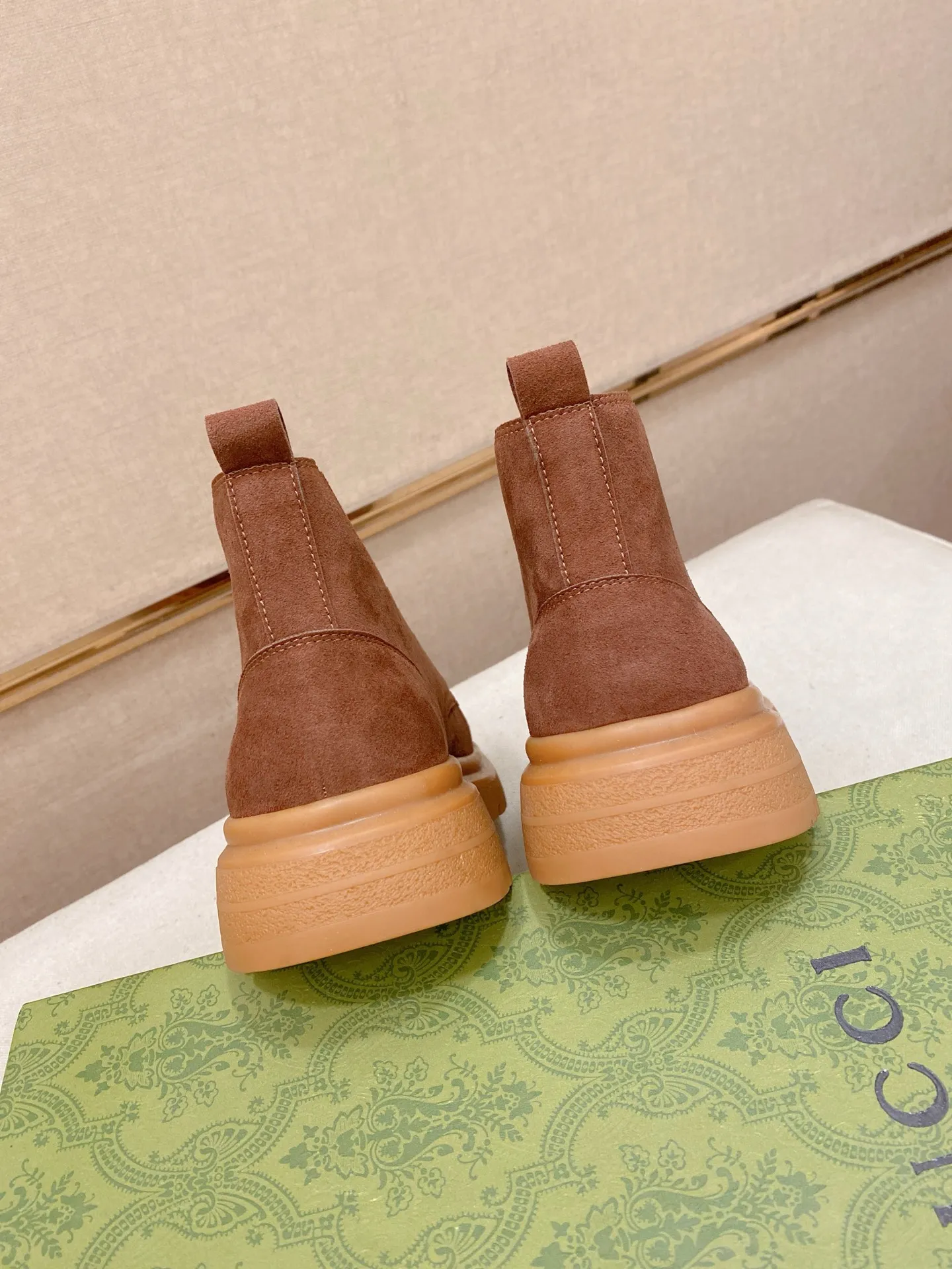 Men's shoes💰 440💰 Leather and velvet lining optional! The new high-top GUCCI counters are on the market at the same time. The new men's shoes and 😘fabric are selected from imported cowhide. The lining: leather lining and plush lining are optional. 👍🏿 High-end ☄️ air-cushion molded anti-slip rubber outsole, exquisite lines, simple and elegant, comfortable and high-end for leisure travel. Code number: 38 to 44 (45 can be customized and cannot be returned or exchanged)